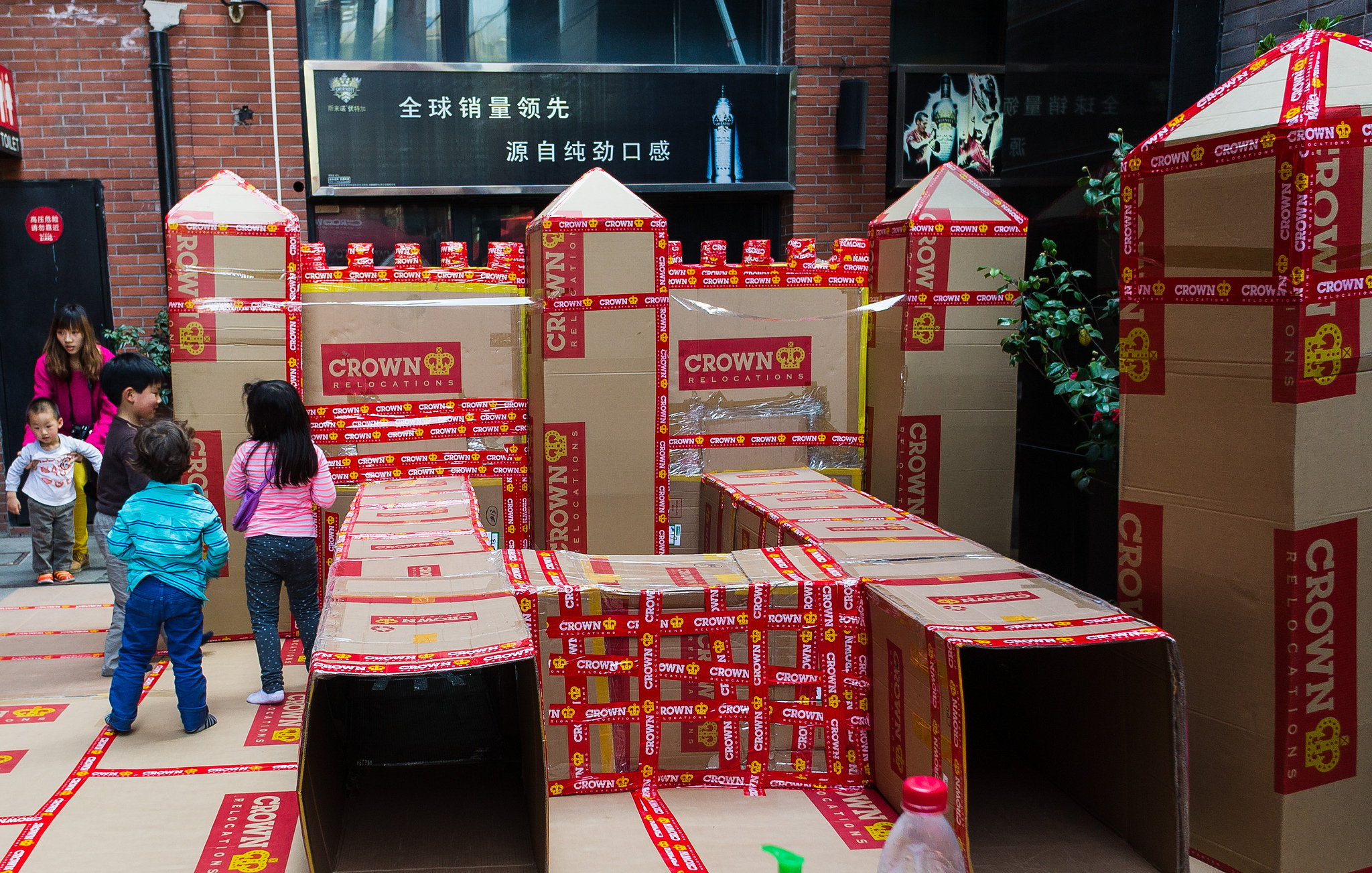 David Leo Veksler, cardboard fort @ the Shanghai Eco Design Fair 2013 (CC BY-SA 2.0) David Leo Veksler, cardboard fort @ the Shanghai Eco Design Fair 2013 (CC BY-SA 2.0)